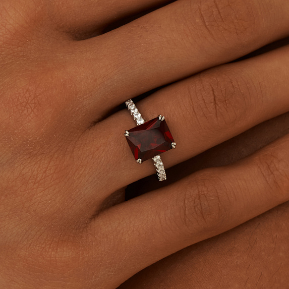 Серебряное кольцо с красным камнем Miestilo