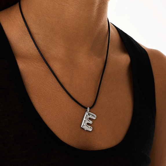 Колье LOVE LETTER на шнурке с подвеской "E" из серебра Miestilo