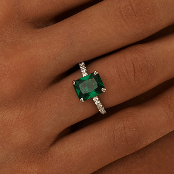 Серебряное кольцо с зеленым камнем Miestilo
